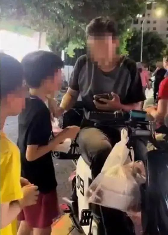 海顺优配 光明夜读|“跑楼小孩”代送外卖被叫停，带来什么思考？